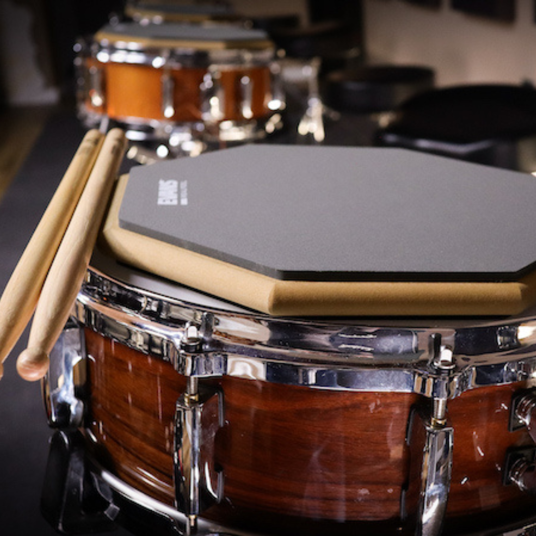 Practice pad e bacchette per studiare i rudimenti