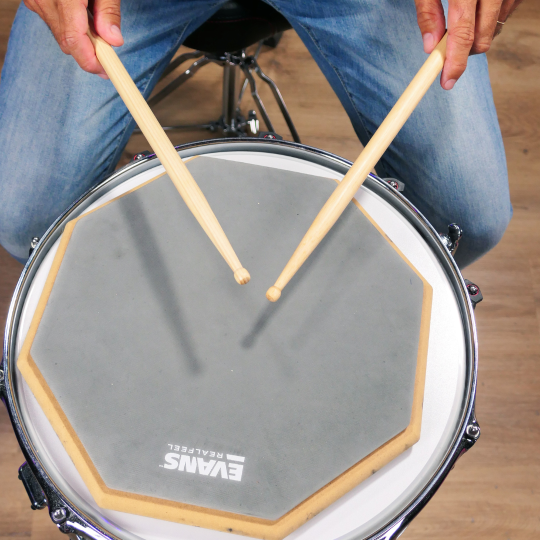 Dimostrazione della tecnica delle mani sul practice pad